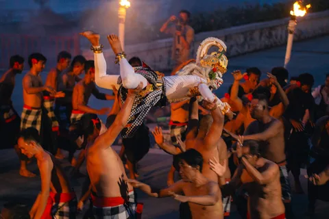 Kecak šokėjai kelia Hanumaną po degančiais fakelais Balyje