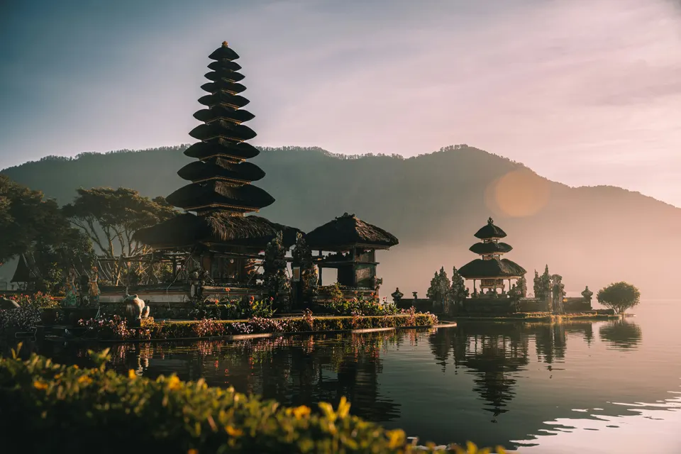 Bali šventykla rytinėje šviesoje